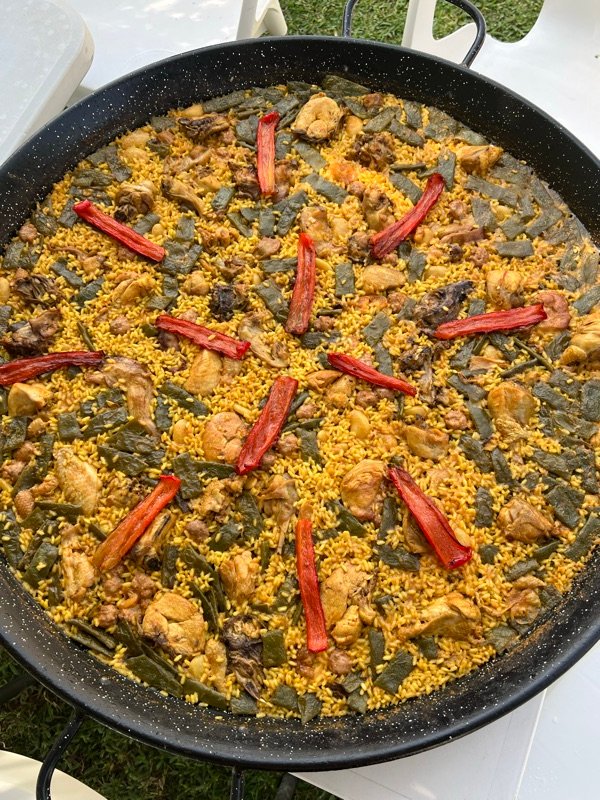 Paella valenciana con pollo, conejo y garrofó