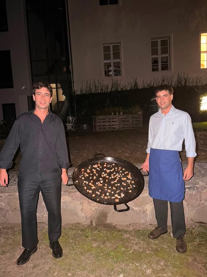 El equipo de Socarrat sirviendo paella en un evento nocturno
